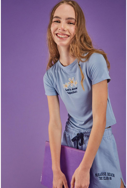 Camiseta, puños en contraste y estampado en frente.