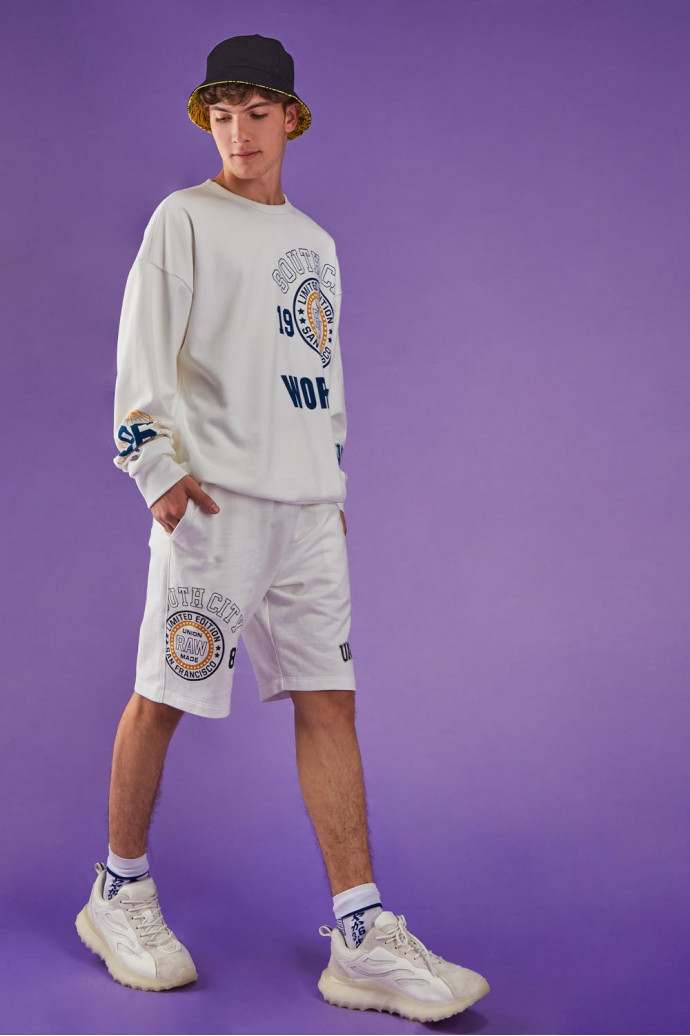 Buzo para hombre, estampado en frente y mangas.