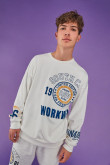Buzo para hombre, estampado en frente y mangas.