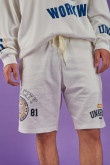 Bermuda young estampada, con pretina encauchada y cordón.