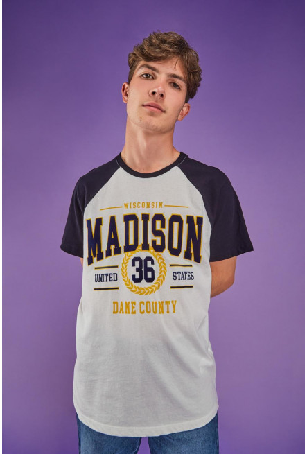 Camiseta, manga ranglan, estampado minimalista en frente.