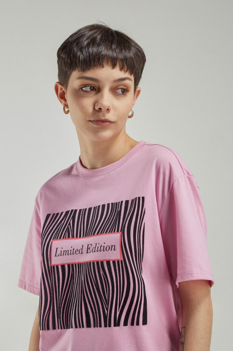 Camiseta, manga corta, con estampado en frente.