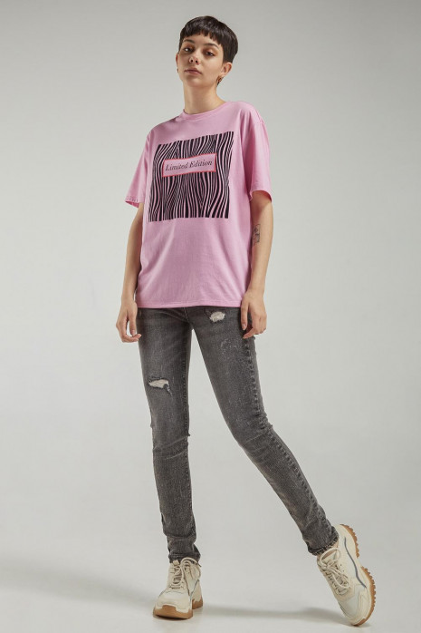 Camiseta, manga corta, con estampado en frente.
