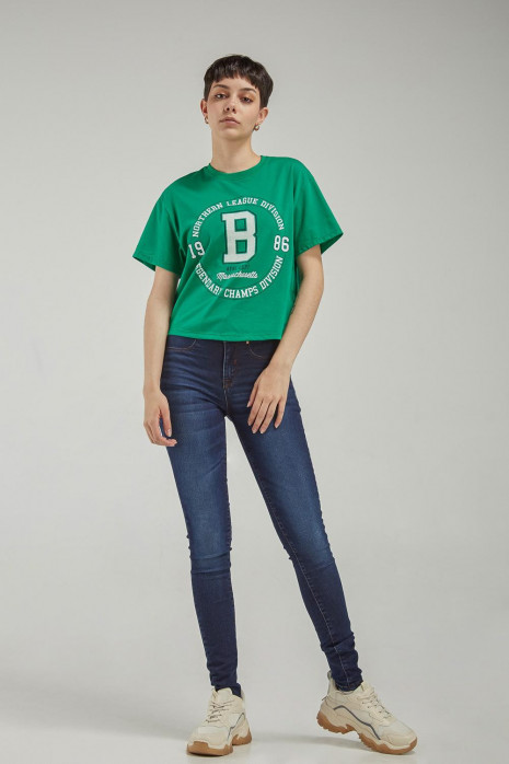 Camiseta manga corta, con estampado en frente.