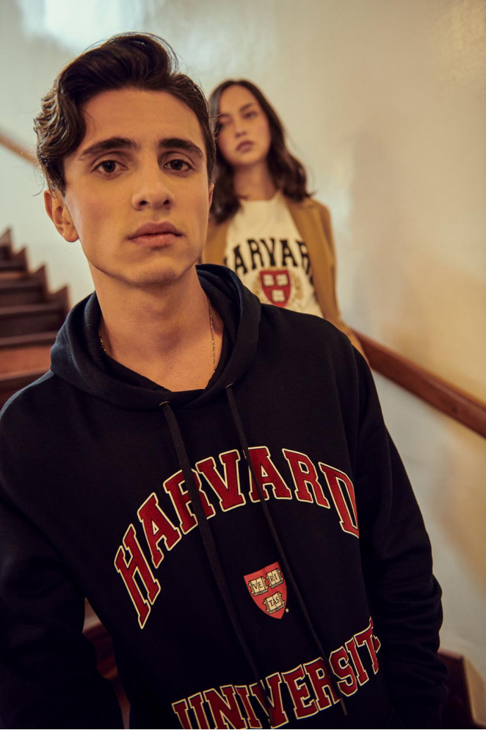 Buzo con capota, con estampado en frente, de Harvard