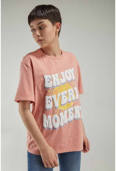 Camiseta básica manga corta estampada.