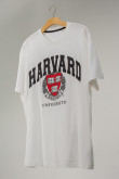 camiseta-con-estampado-en-frente-de-harvard