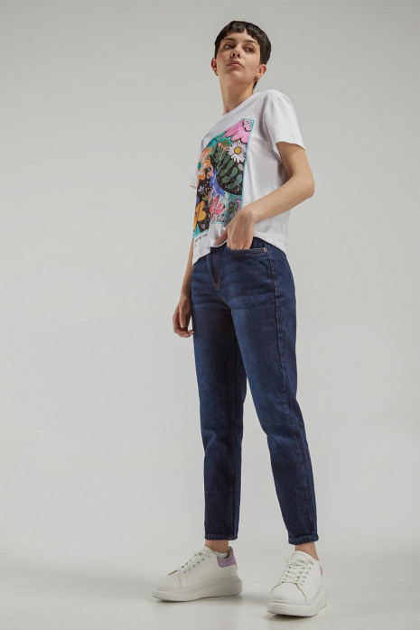 Camiseta básica manga corta estampada.