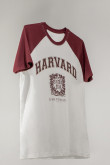 camiseta-con-estampado-en-frente-de-harvard