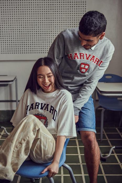 Buzo, con estampado en frente, de Harvard