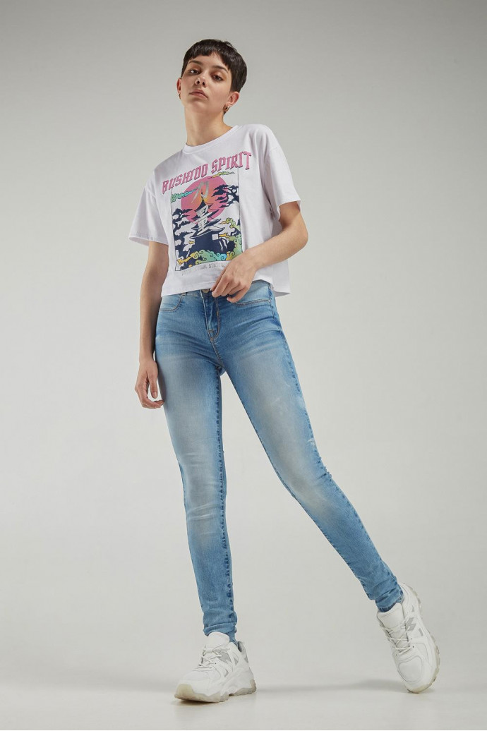 Camiseta manga corta, con estampado en frente.