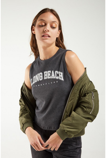 Camiseta sin mangas, cuello redondo y estampado en frente.