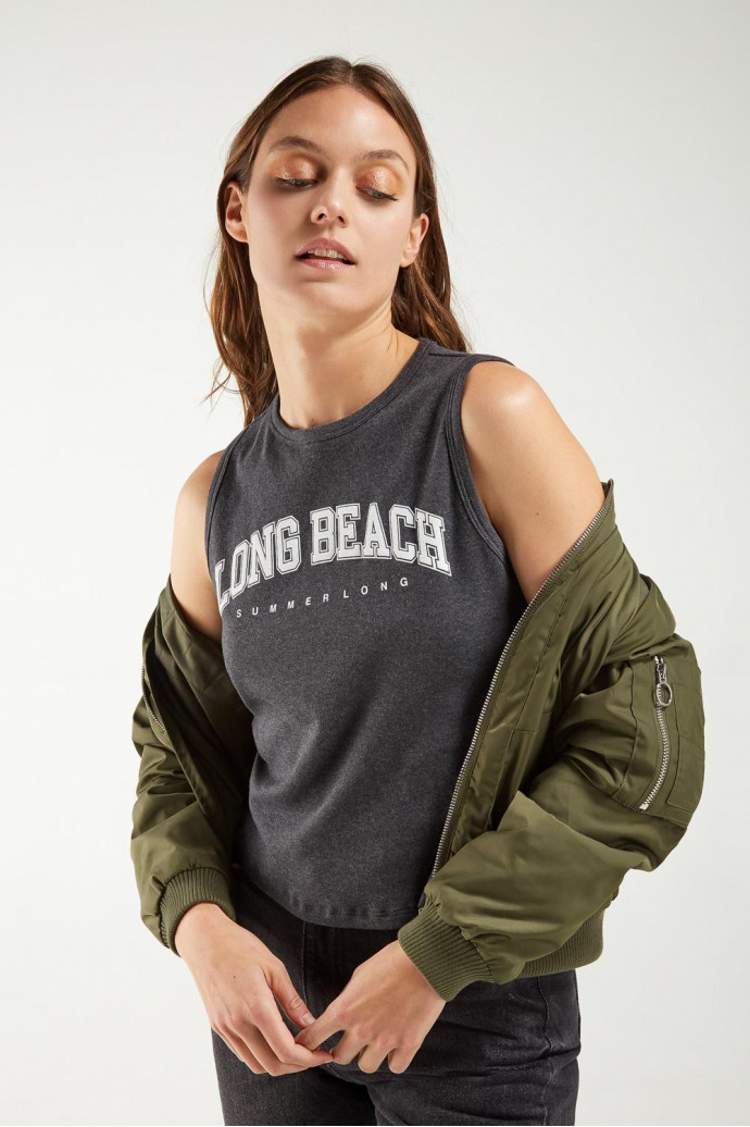 Camiseta sin mangas, cuello redondo y estampado en frente.