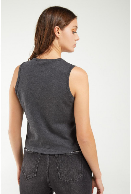 Camiseta sin mangas, cuello redondo y estampado en frente.
