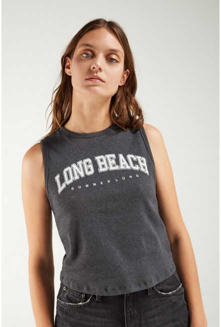 Camiseta sin mangas, cuello redondo y estampado en frente.
