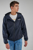 Chaqueta liviana con capota