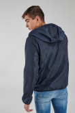 Chaqueta liviana con capota