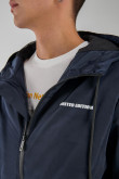chaqueta-liviana-con-capota