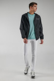 Chaqueta liviana con capota