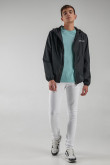 Chaqueta liviana con capota