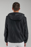 Chaqueta liviana con capota