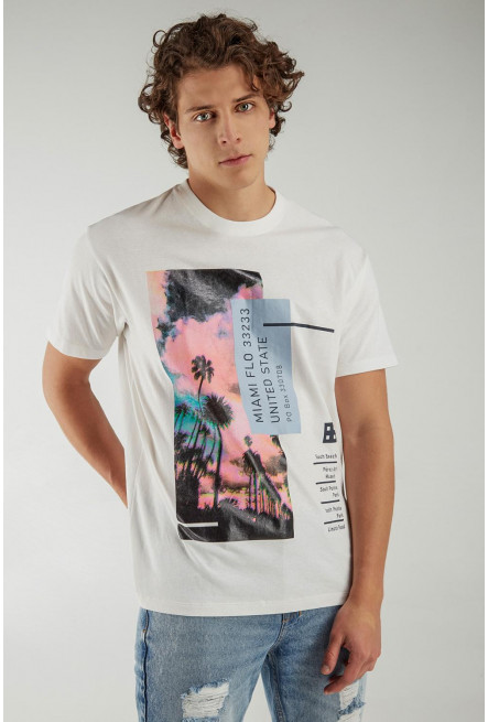 Camiseta manga corta con estampado.