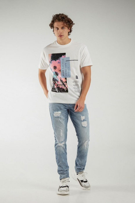 Camiseta manga corta con estampado.