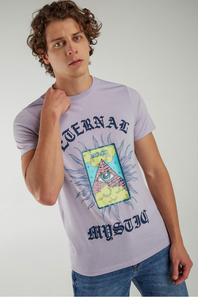 Camiseta básica manga corta estampada.