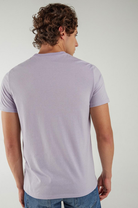 Camiseta básica manga corta estampada.