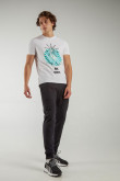 Pantalon jogger con pretina y puños en rib, con estampado localizado.