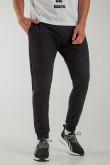 Pantalon jogger con pretina y puños en rib, con estampado localizado.