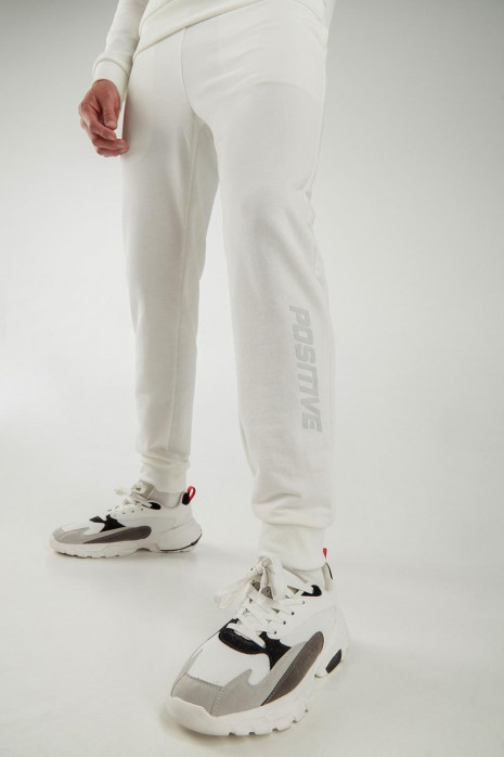Pantalon jogger con pretina y puños en rib, con estampado localizado.