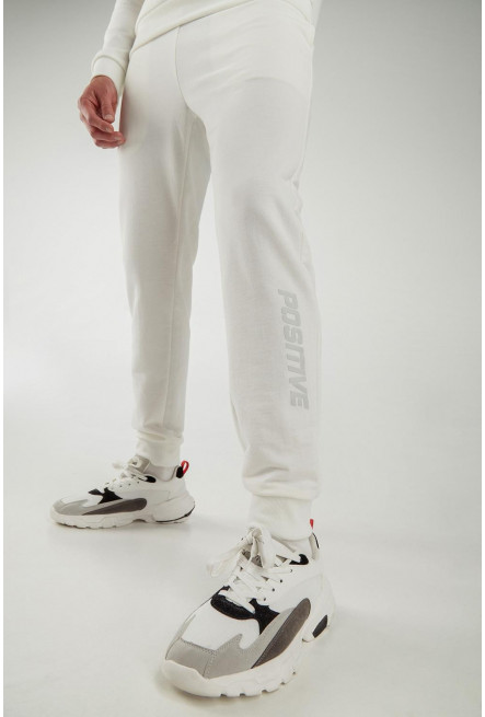 Pantalon jogger con pretina y puños en rib, con estampado localizado.