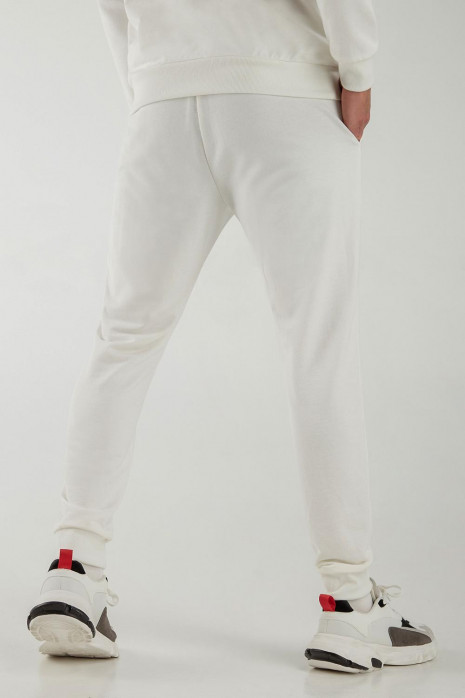 Pantalon jogger con pretina y puños en rib, con estampado localizado.