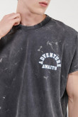Camiseta, manga sisa, con estampado en frente. Proceso de desgaste.