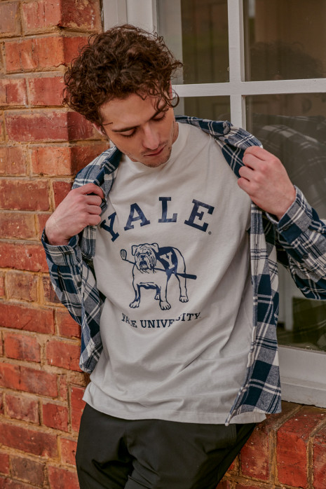 Camiseta, con estampado en frente y mangas, de Yale.