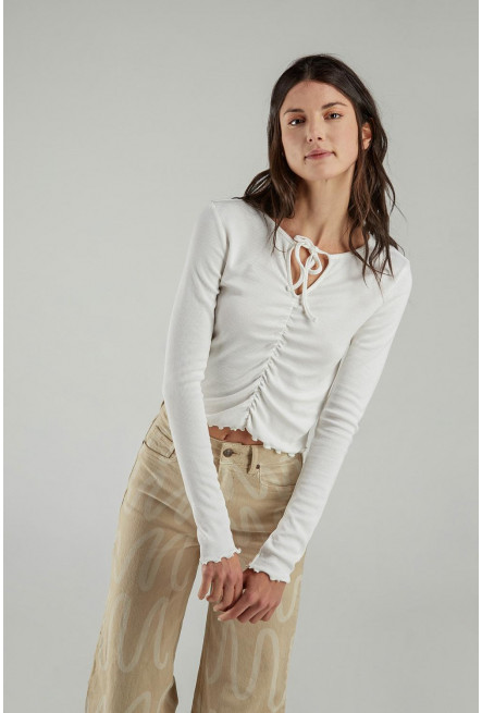 Camiseta unicolor, manga larga con escote en frente.