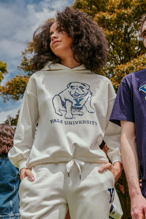 Buzo, con estampado en frente y manga, de Yale