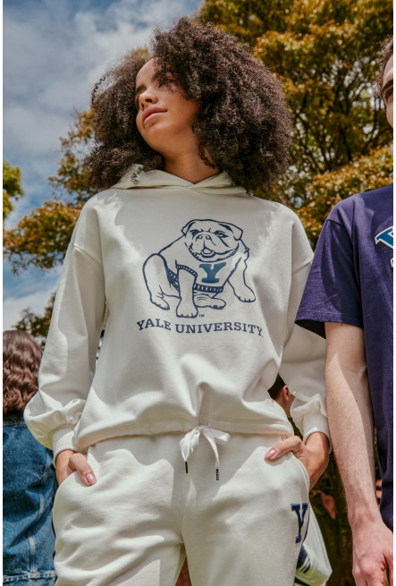 Buzo, con estampado en frente y manga, de Yale