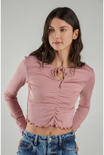 Camiseta unicolor, manga larga con escote en frente.