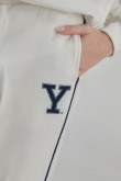 Pantalón jogger, con estampado en bota frente, de Yale
