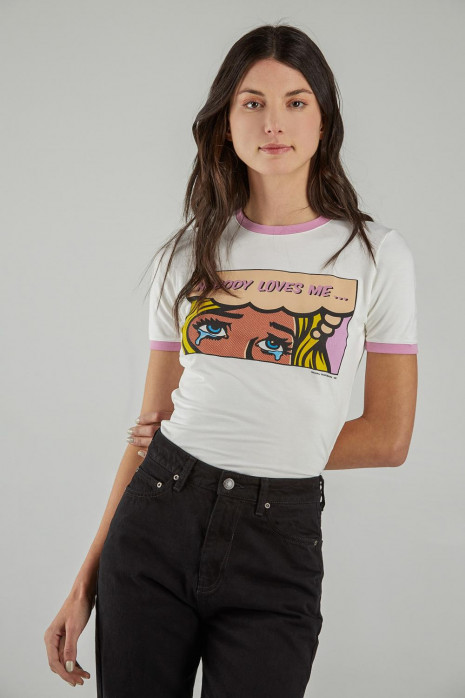 Camiseta cuello redondo, manga corta con puño en contraste, con estampado