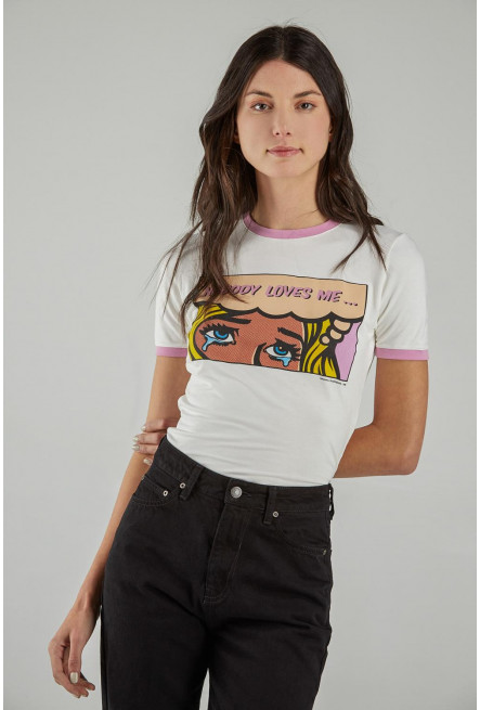 Camiseta cuello redondo, manga corta con puño en contraste, con estampado