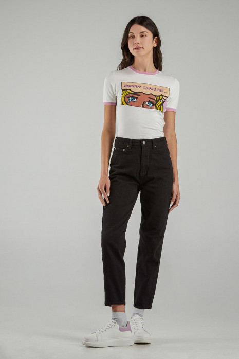 Camiseta cuello redondo, manga corta con puño en contraste, con estampado