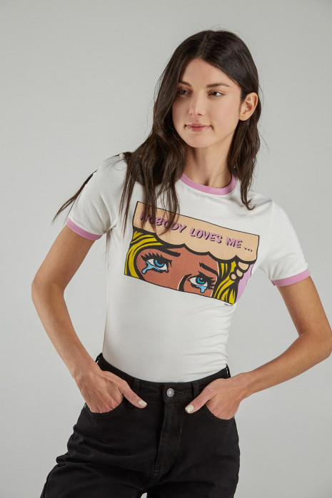 Camiseta cuello redondo, manga corta con puño en contraste, con estampado