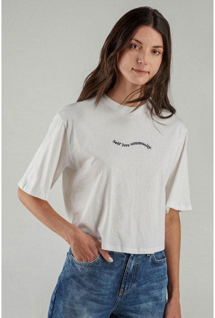 Camiseta cuello redondo, manga corta con estampado loungewear.