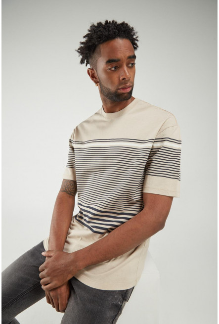 Camiseta manga corta con estampado.