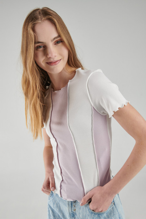 Camiseta croptop manga corta unicolor, con cortes en frente.