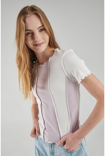 Camiseta croptop manga corta unicolor, con cortes en frente.