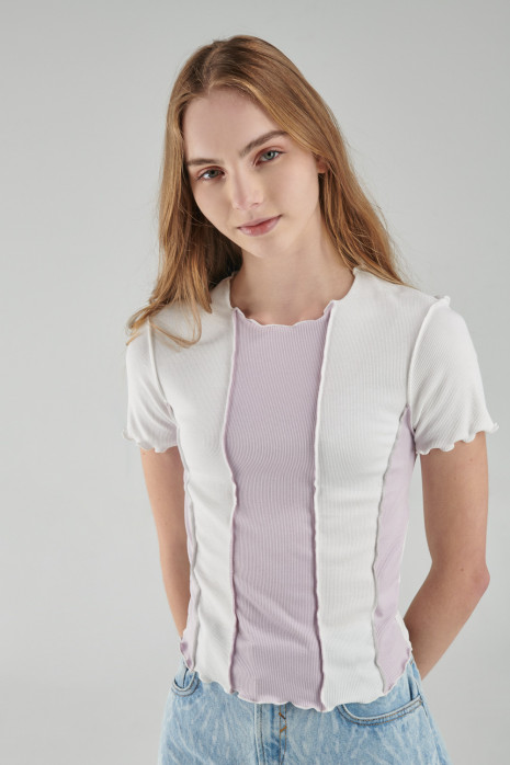 Camiseta croptop manga corta unicolor, con cortes en frente.